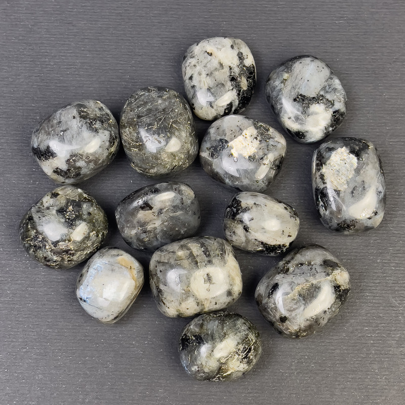 Naturalny kamień labradoryt – obrobione samorodki galetowe bez otworu 18–21×18 mm (±) (za 100 g±)