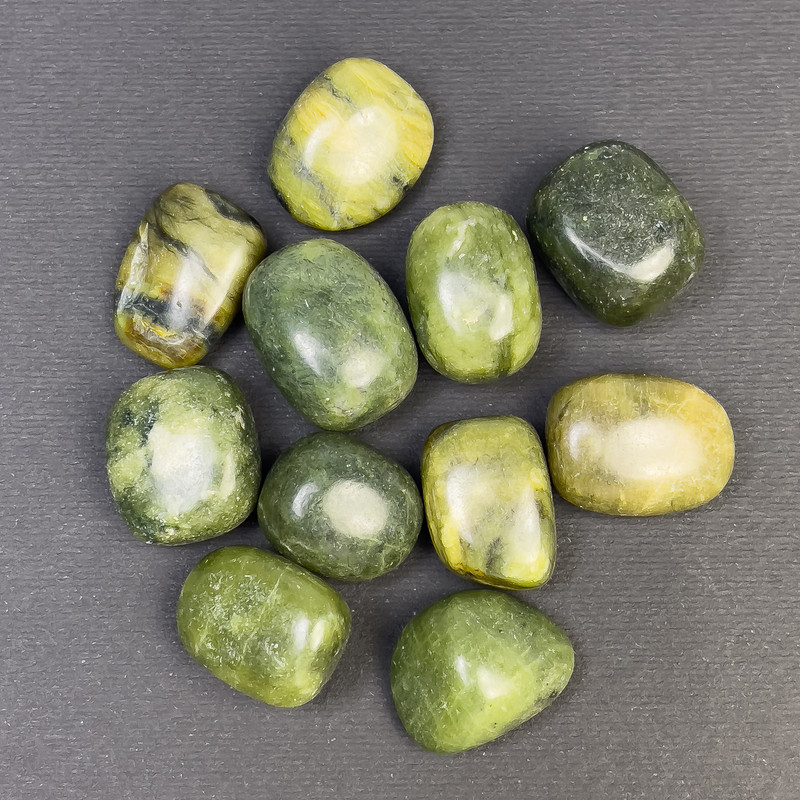 Naturalny kamień jadeitu — obrobione samorodki w kształcie galetów bez otworów, 19-25×16-18 mm (+/-) (za 100 g +/-)