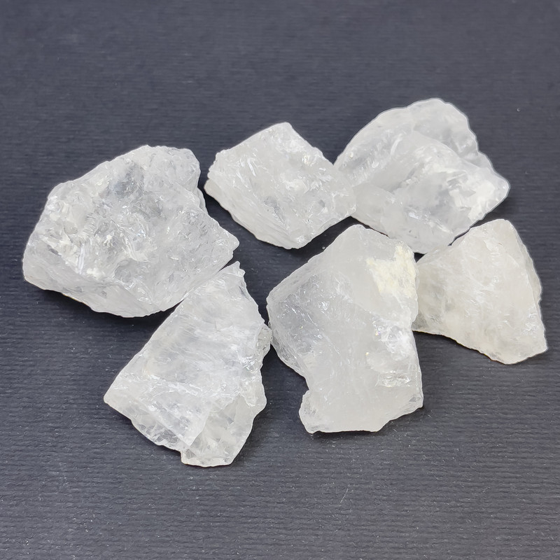 Naturalny kamień – kryształ górski, nieobrobione samorodki bez otworu 26-30×16-20 mm (+/-)