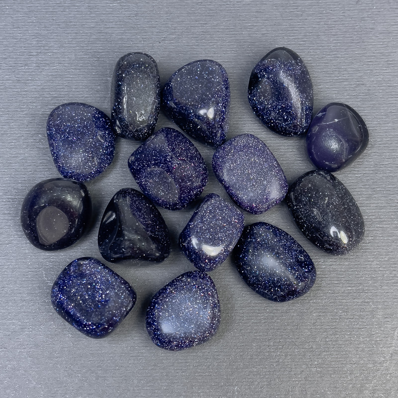 Syntetyczny kamień awenturyn niebieski – piasek obrobione samorodki galetowane bez otworu 15-21×9-16 mm (±) (za ok. 100 g)