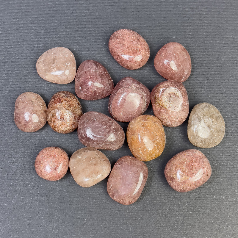 Naturalny kamień – kwarc truskawkowy, obrobione samorodki fasetowane bez otworu 21×17 mm (+/-) (za 100 g +/-)