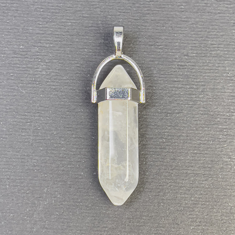 Wisiorek z górskiego kryształu w formie sześciokątnego kryształu, z kulką o wymiarach 8x31x41 mm