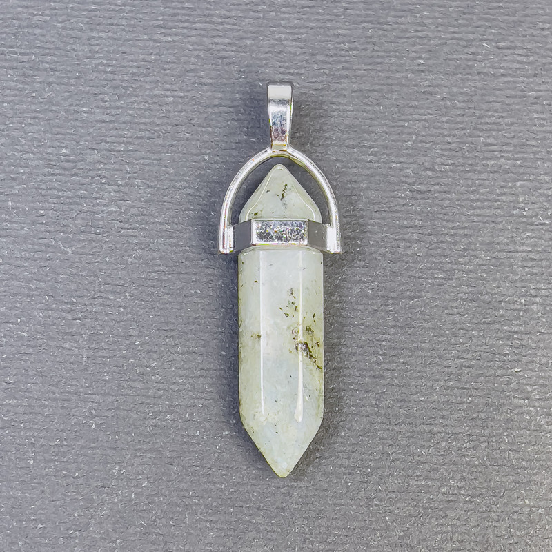 Wisiorek z labradodytu w formie sześciokątnego kryształu, kula 8×31×41 mm+