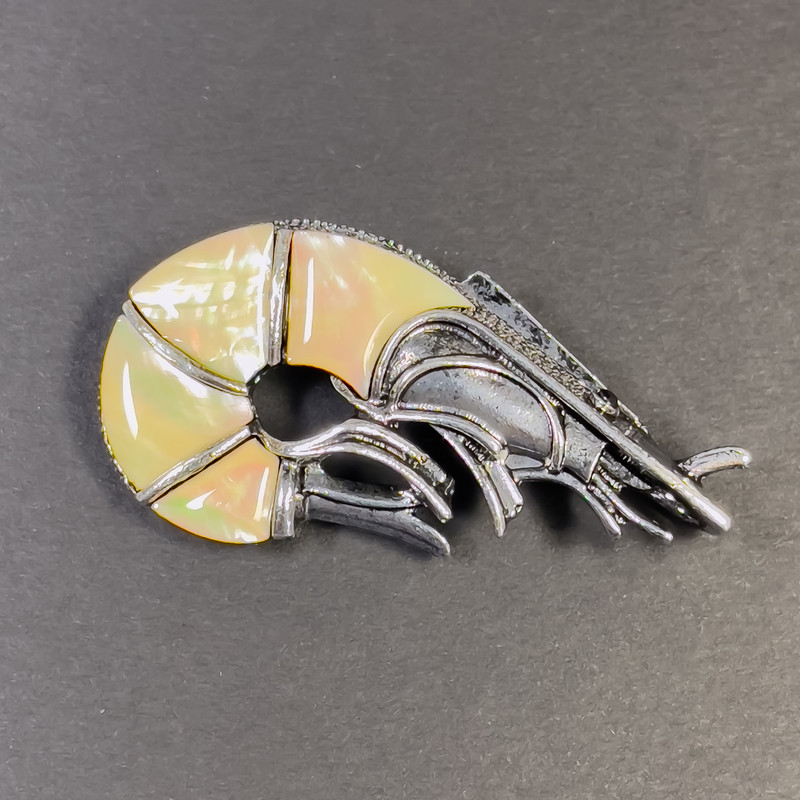 Broszka-kulon Raczek z perłowym połyskiem, kolor srebrzysty, metal srebrzysty, 52×27 mm+