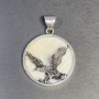 Wisiorek z masy perłowej – Orzeł, srebrzysty metal, 32 mm