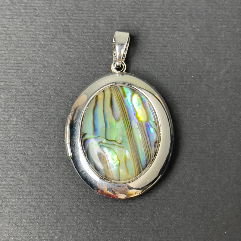 Wisiorek z chalcedonu w owalnym kształcie, srebrzysty metal, 32×25 mm ±, przeznaczony do przechowywania zdjęcia