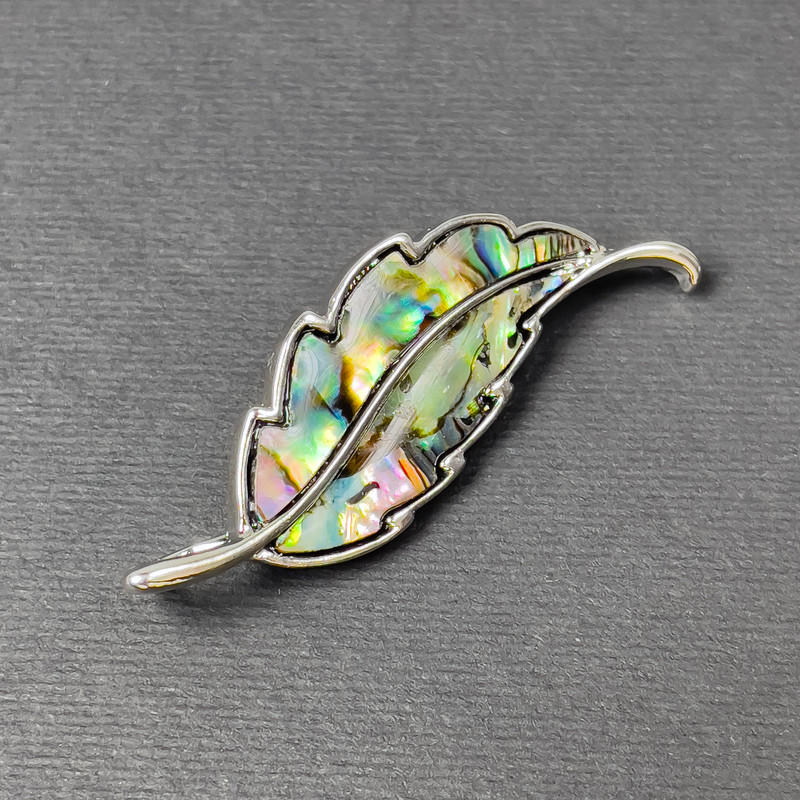 Broszka-wisiorek haliozyt, srebrzysty metal, 51×17 mm+