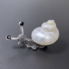 Broszka-wisiorek «Ślimak» w kolorze perłowym, metal srebrzysty, 53×26 mm ± czarne kryształy
