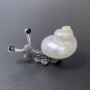 Broszka-wisiorek «Ślimak» w kolorze perłowym, metal srebrzysty, 53×26 mm ± czarne kryształy