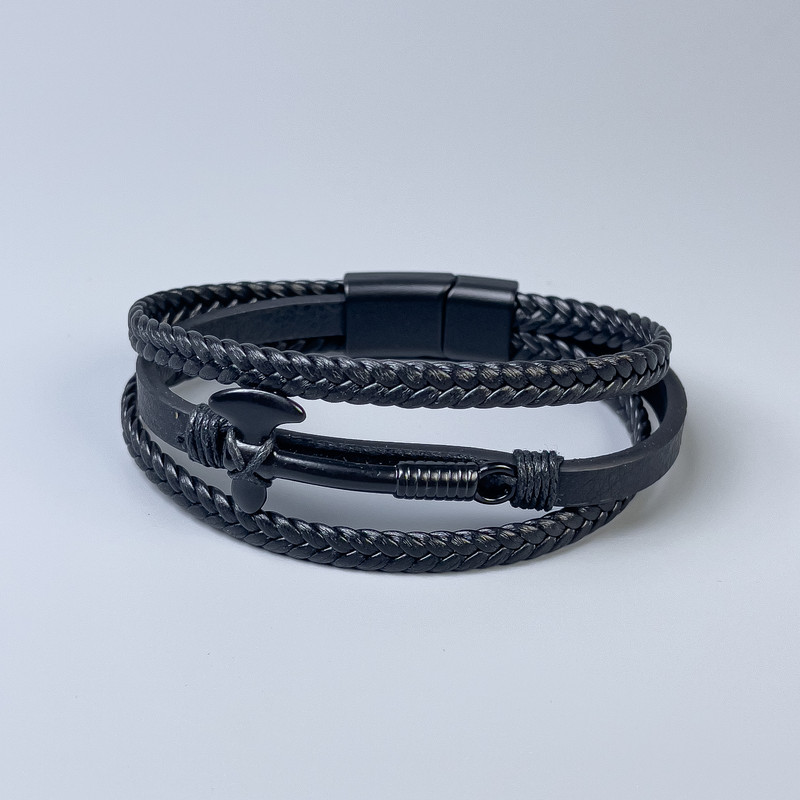 Bransoleta męska z czarnej ekoskóry z metalowymi wstawkami, grubość 10–22 mm, długość 22 cm, czarny metal na zapięciu