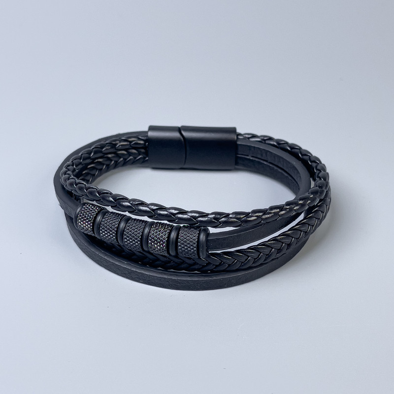Bransoletka męska z ekoskóry czarna z metalowymi wstawkami, grubość 10-22 mm ±, długość 22 cm ±, czarny metal na zapięciu