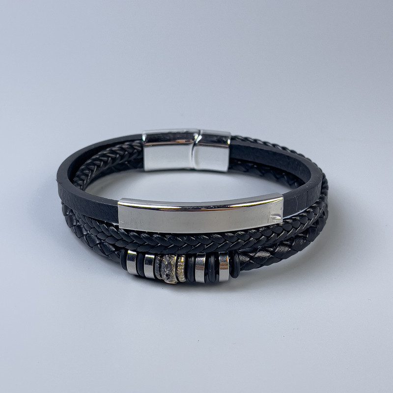 Bransoleta męska z czarnej ekoskóry z metalowymi wstawkami, grubość 11-25 mm ±, długość 22 cm ±, srebrzysty metal na zapięciu