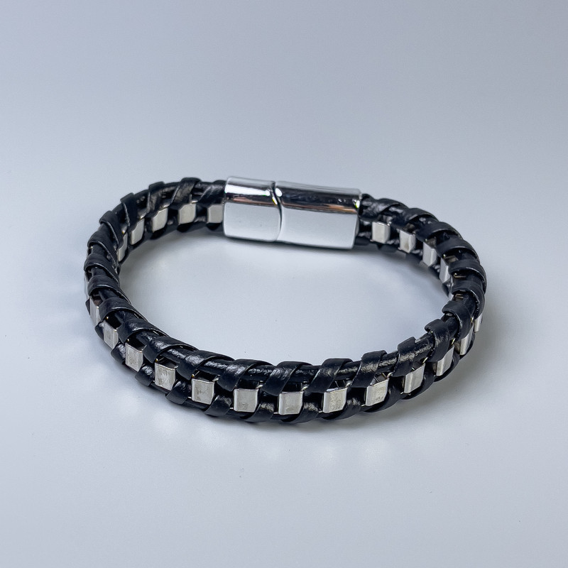 Bransoletka męska z ekoskóry czarna z metalowymi wstawkami, grubość ok. 12 mm, długość ok. 22 cm, srebrzysty metal na zapięciu