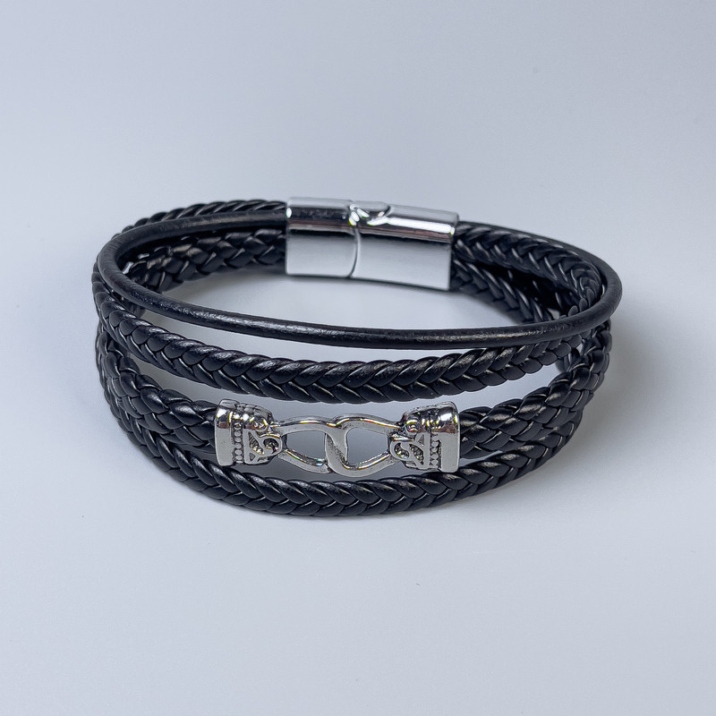 Bransoletka męska z ekoskóry czarna z metalowymi wstawkami, grubość 12–25 mm ±, długość 22 cm ±, srebrzysty metal na zapięciu