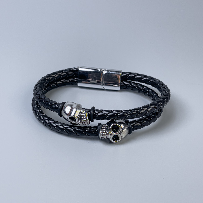Bransoleta męska z ekoskóry, czarna z metalowymi wstawkami, grubość 10 mm ±, długość 22 cm ±, srebrzysty metal na zapięciu