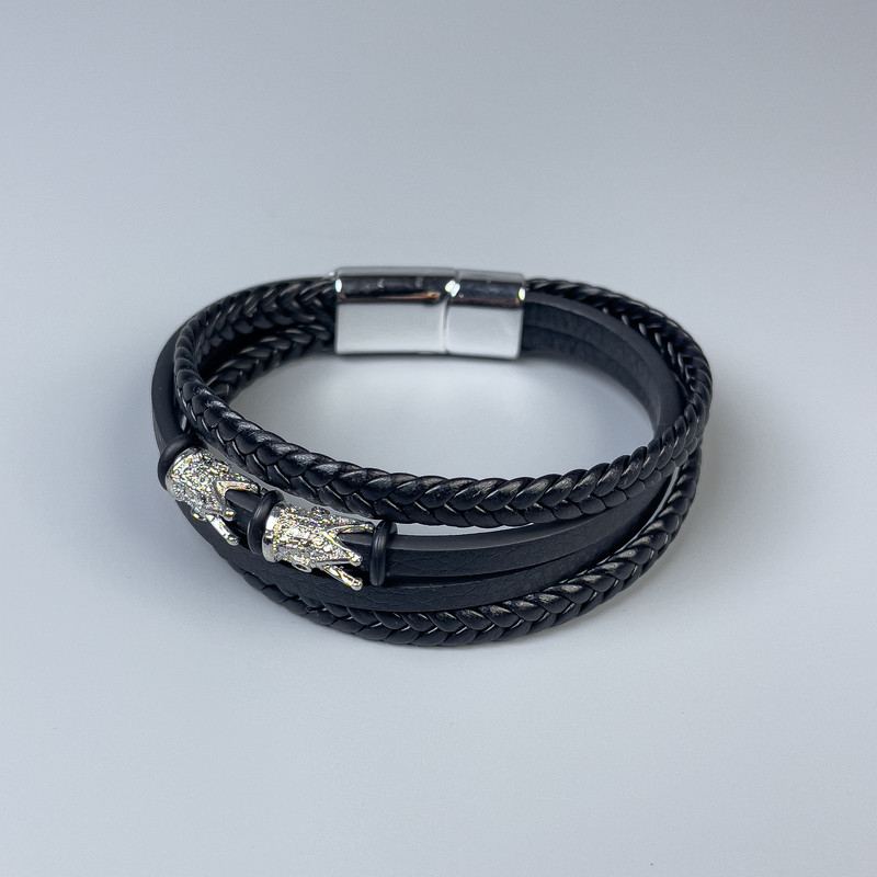 Bransoletka męska z czarnej ekoskóry z metalowymi wstawkami, grubość 12–20 mm, długość 22 cm, srebrny metal na zapięciu