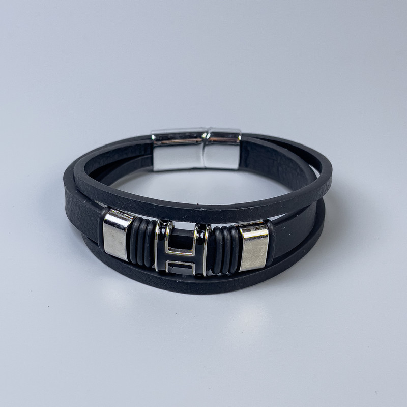 Bransoletka męska z ekoskóry czarna z metalowymi wstawkami, grubość 12-25 mm ±, długość 22 cm ±, srebrzysty metal na zapięciu