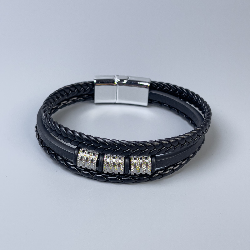 Bransoleta męska z czarnej ekoskóry z metalowymi wstawkami, grubość 12–18 mm, długość 22 cm, srebrny metal na zapięciu