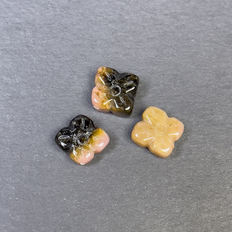 Koralik-wstawka z turmalinem w kształcie koniczyny 11x11 mm ± z otworem (cena za szt.)