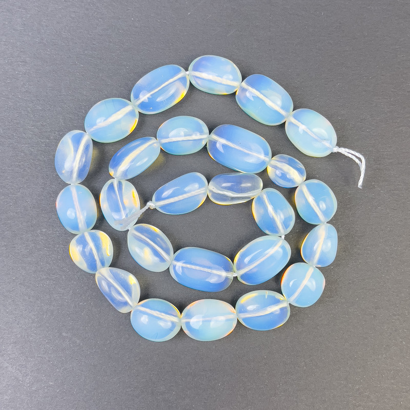 Koraliki z księżycowego kamienia, fasetowane 17×13 mm ± na nici, długość 39 cm+