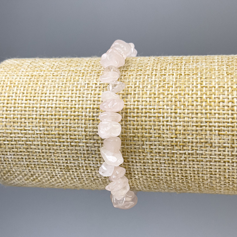Bransoletka z różowego kwarcu w odłamkach, średnica 8–10×4 mm, długość 18 cm, elastyczna