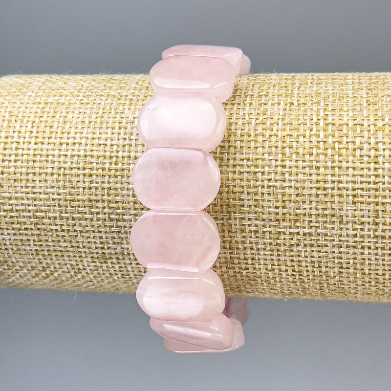 Bransoletka z różowego kwarcu, zaokrąglone ogniwo, średnica 19×13 mm, długość 18 cm, elastyczna