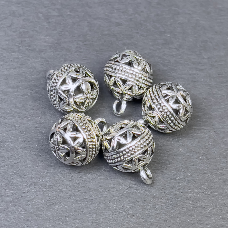 Furnitura – wisiorek, kolor metalu srebrny, średnica 10×13 mm, grubość 5 mm, opakowanie 5 szt.