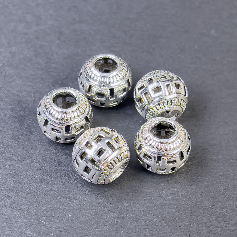 Koralik-wstawka o kolorze metalu srebrzystym, średnica 9×10,5 mm, otwór około 4,5 mm, opakowanie 5 szt.