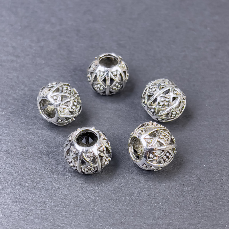 Koralik-wkładka, o kolorze metalu srebrzystym, średnica 9×10,5 mm, otwór 5 mm (±), opakowanie 5 szt.