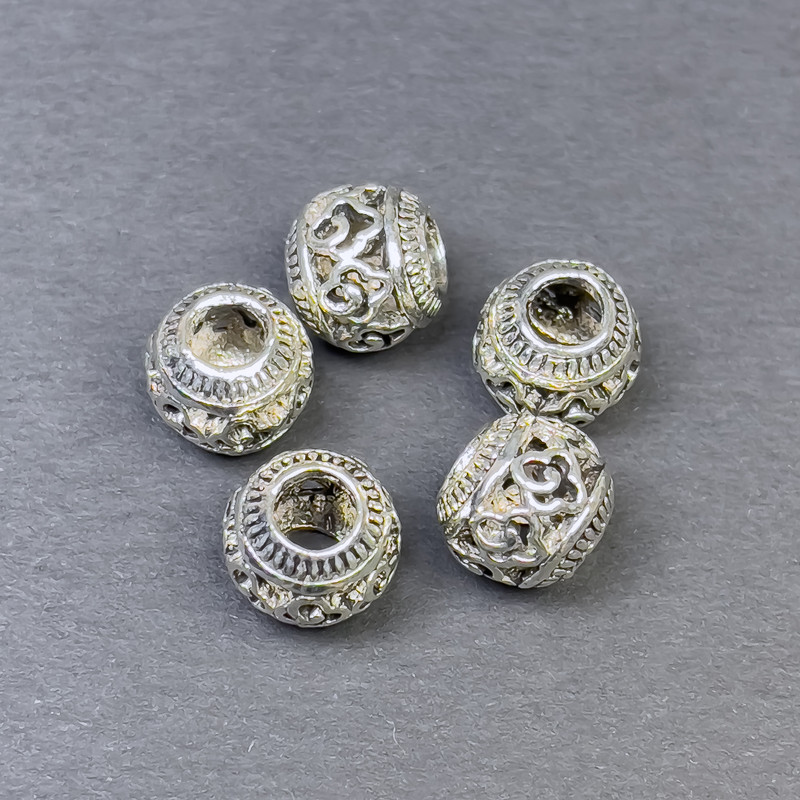 Koralik-wstawka o kolorze srebrzystego metalu, średnica 9×10 mm, otwór około 4,5 mm, opakowanie 5 szt.