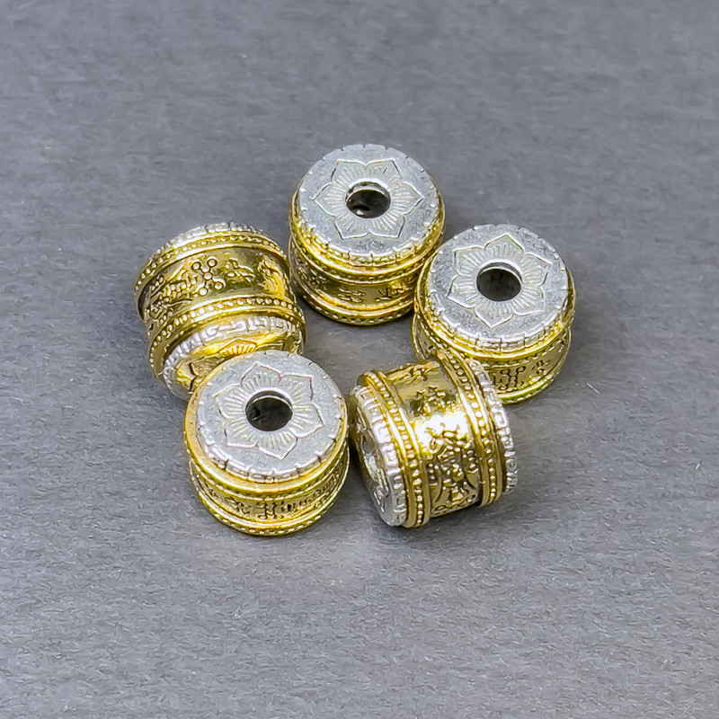 Koralik-wkładka o kolorze srebrzysto-złotym, średnica 9×10 mm ±, otwór 3 mm ±, cena za 1 szt.