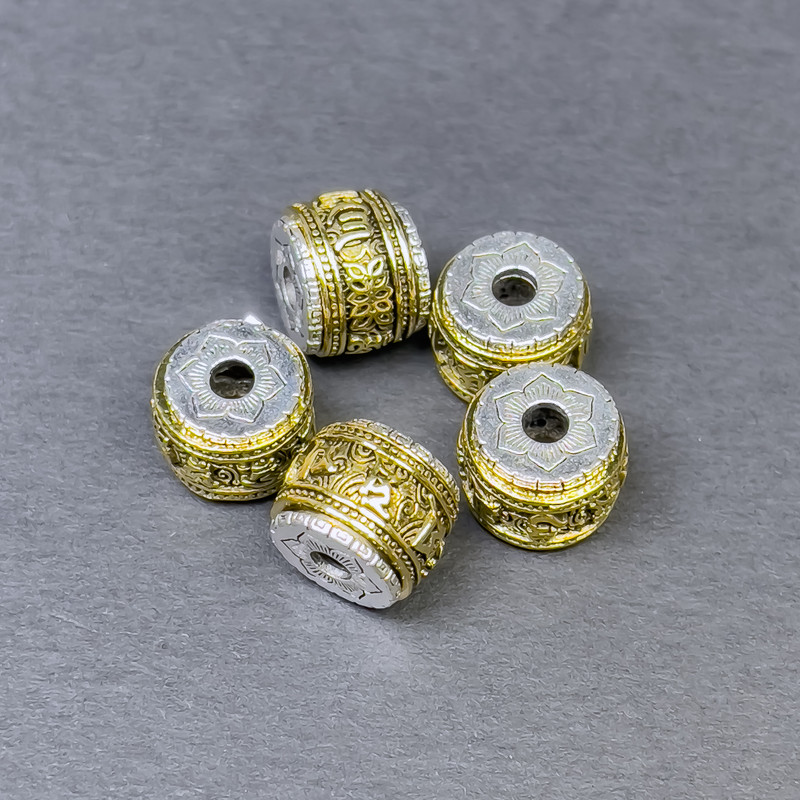 Koralik-wstawka z metaliczną powłoką w kolorze srebrzysto-złotym, średnica 11 x 8,5 mm ±, otwór średnicy około 3 mm ±, cena za 1 szt.