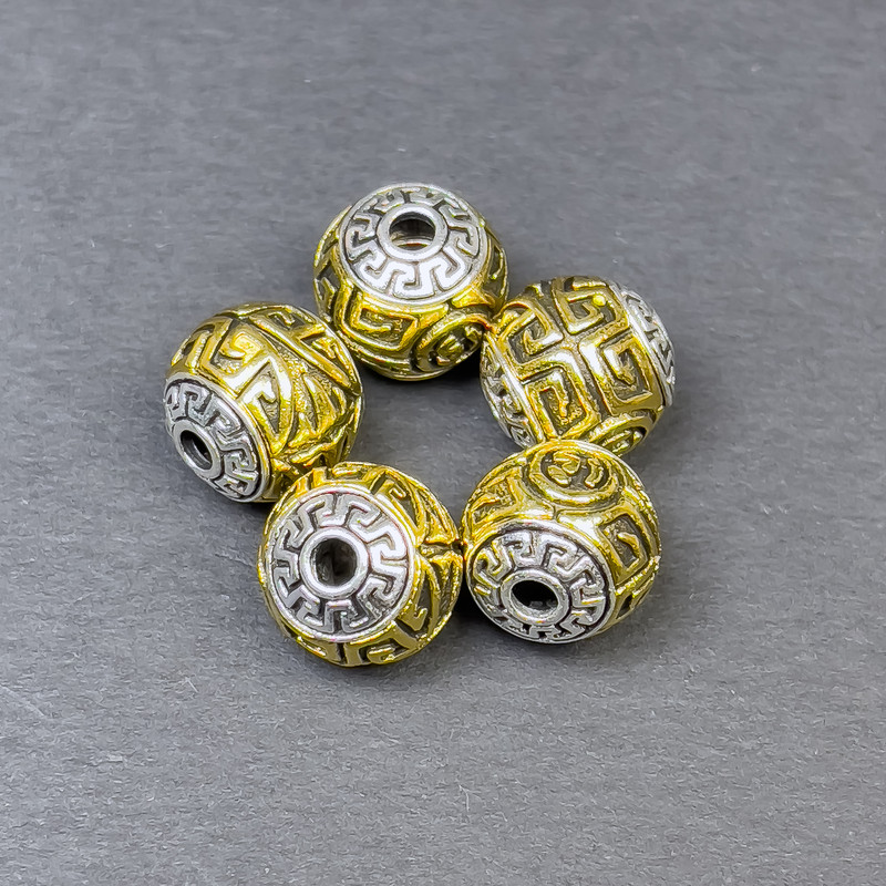 Koralik-wstawka w kolorze metalu srebrzystego i złotego, średnica 11×11 mm ± otwór Ø ok. 2,5 mm ±, cena za 1 szt.