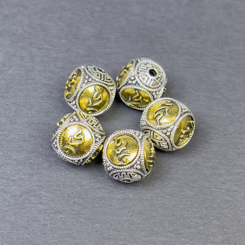 Koralik-wkładka, kolor metalu: srebrno-złoty, średnica 11×11 mm, otwór Ø 2 mm, cena za 1 szt.