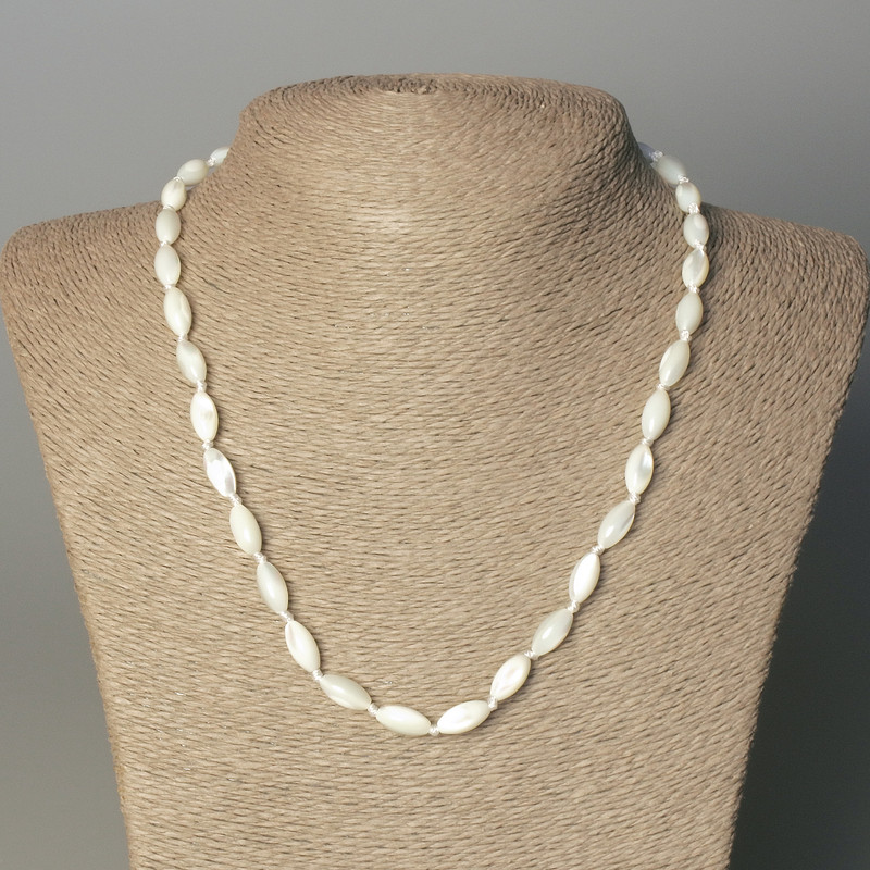 Naszyjnik z masy perłowej – ziarenko, 12×6 mm, długość 50 mm