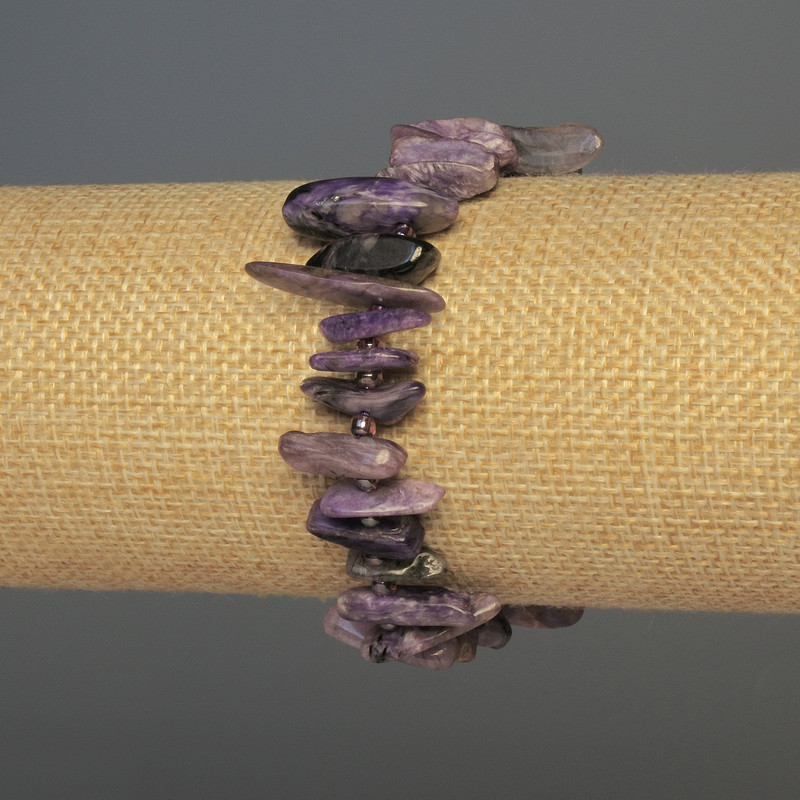 Bransoletka z charoitu – drobina w kształcie igły, średnica 15–18×3–5 mm, z koralikami, długość 18 cm, elastyczna