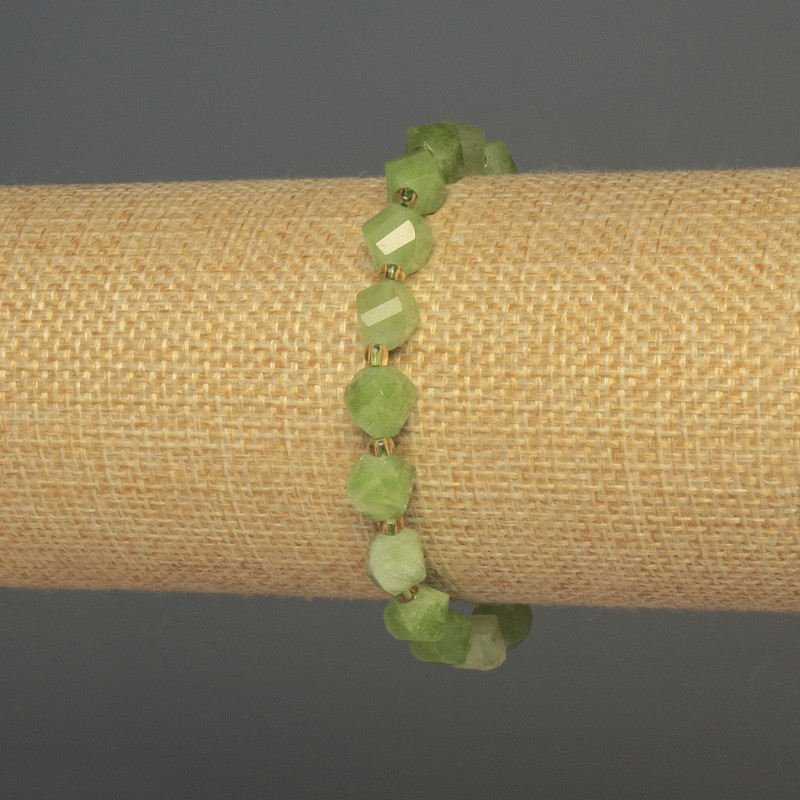 Bransoletka z chryzolitem i oliwinem, fasetowane romby, o wymiarach 7,5×6 mm, z koralikami o średnicy 3 mm, długość 18 cm, elastyczna baza