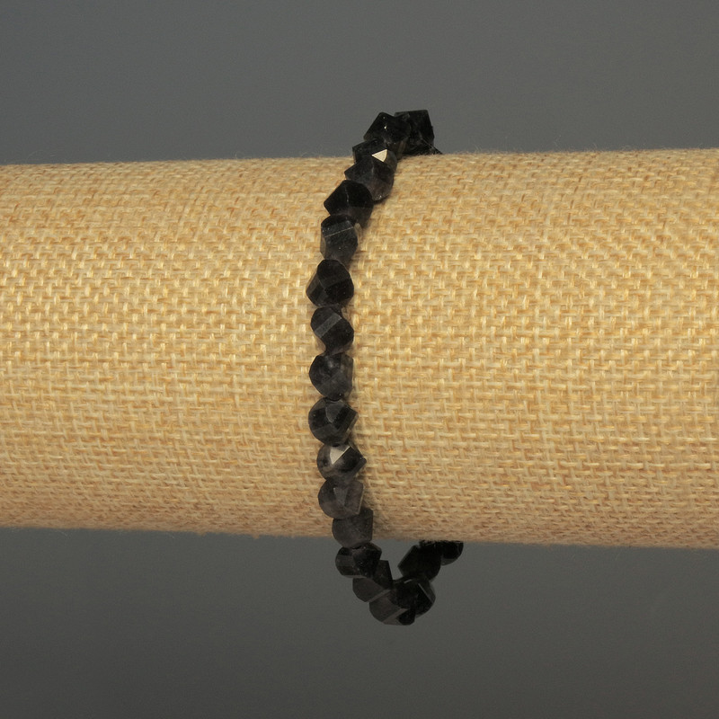 Bransoletka z iolitu fasetowanymi rombikami, średnica ok. 6×5 mm, długość ok. 18 cm, na elastycznej gumce