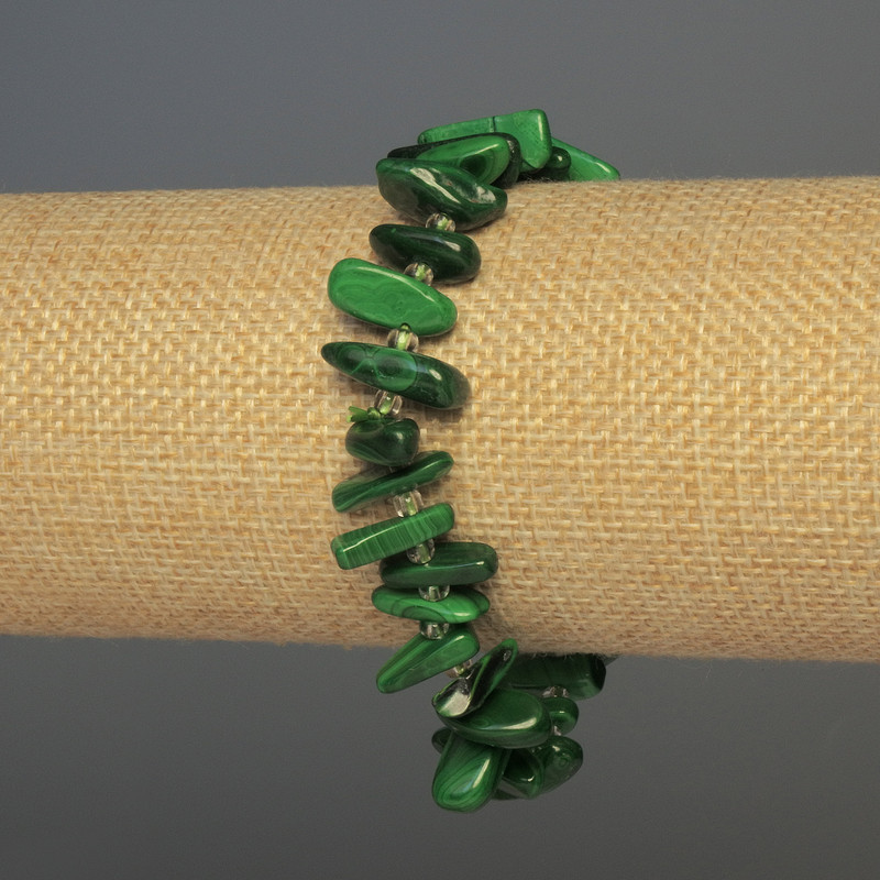 Bransoletka z drobinek malachitu, średnica 12–20×3 mm, z koralikami 3 mm, długość 18 cm, elastyczna