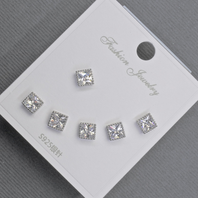 Kolczyki sztyfty 5 mm – srebrzysty metal, białe kryształy