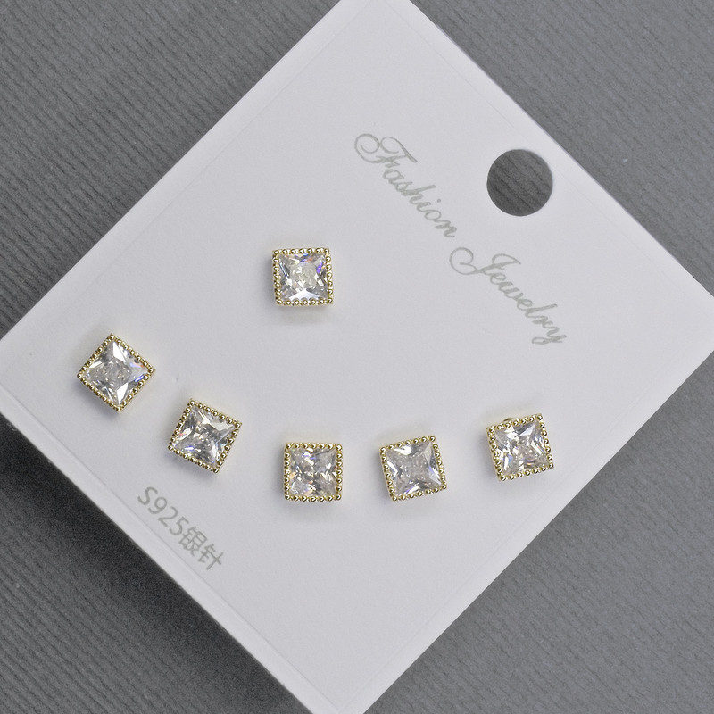 Kolczyki sztyfty 5 mm +/- złoty metal, białe cyrkonie