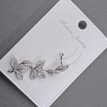 Kolczyk kaf na ucho ze srebrzystego metalu 14 x 38 mm ± białe kryształy