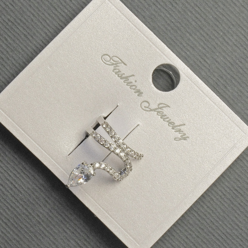 Kolczyk kaf na ucho 'Wąż' ze srebrzystego metalu, 12 × 14 mm ± białe kryształy