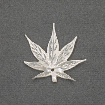 Wisiorek - zawieszenie Liść z naturalnego białego perełkowego masa perłowa 25x28x2mm