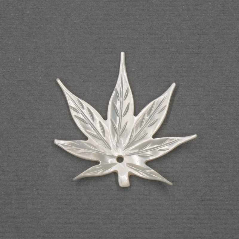 Wisiorek - zawieszenie Liść z naturalnego białego perełkowego masa perłowa 25x28x2mm