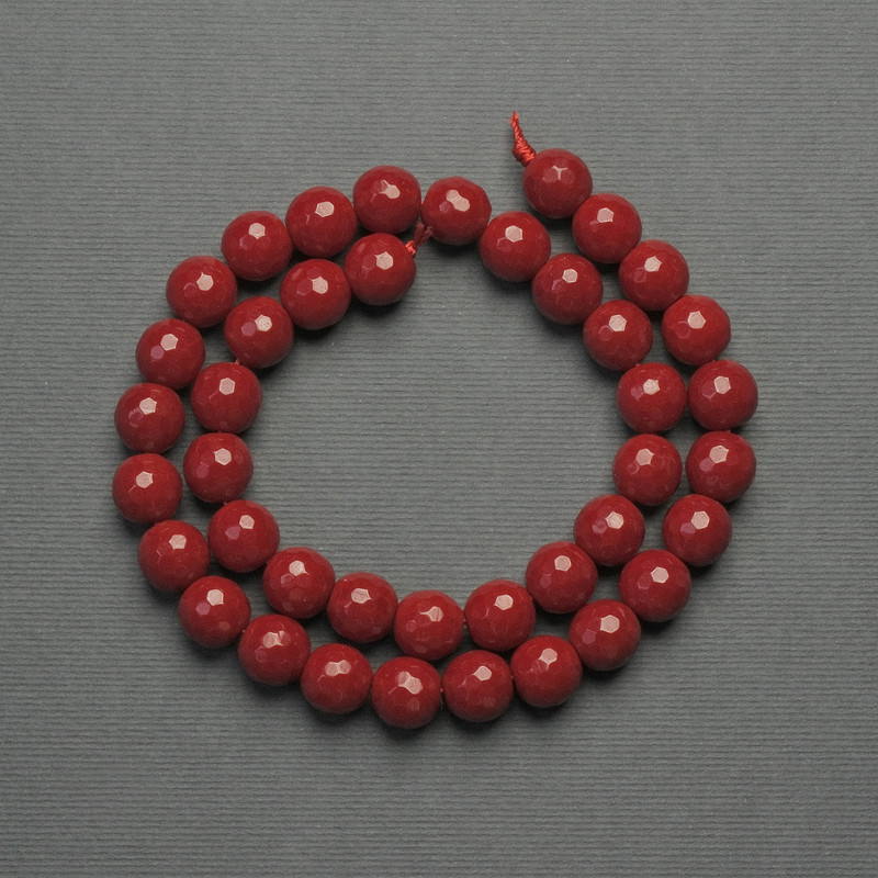 Koralowe koraliki na nitce (prasowane), fasetowana kula o średnicy 10 mm, długość 39 cm