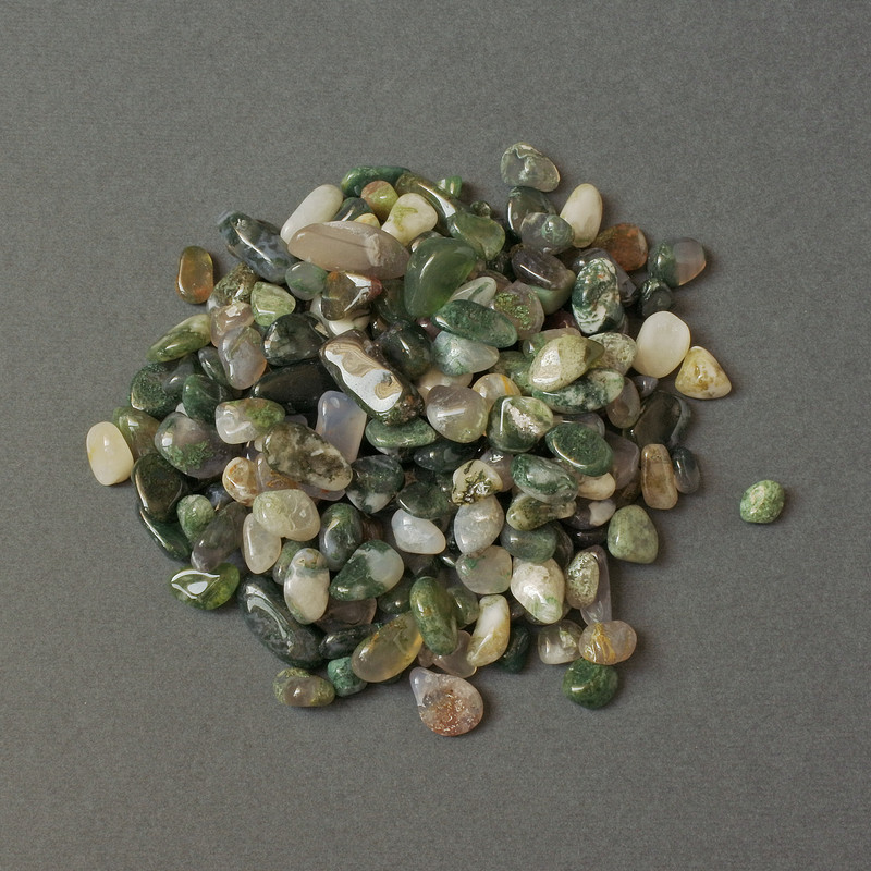 Naturalny agat mechowy – drobiny bez otworu 8-14×5-8 mm +- (za 100 g+-)