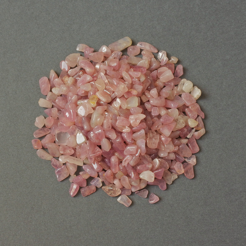 Kwarc truskawkowy naturalny – drobiny bez otworu 6–12 × 5–7 mm ± (za 100 g ±)