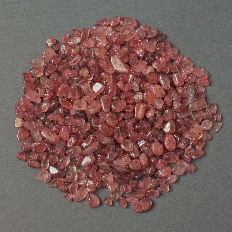 Naturalny kamień – kwarc truskawkowy drobina bez otworu 4-13×4-6 mm ± (za 100 g ±)