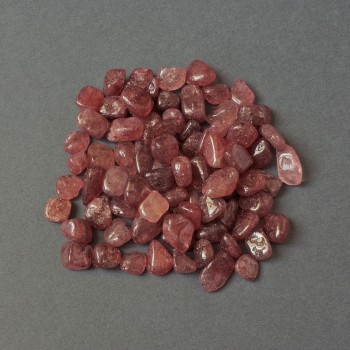 Malinowy kwarc, fasetowane odłamki bez otworów 10–14×7–10 mm ± (za 100 g ±)